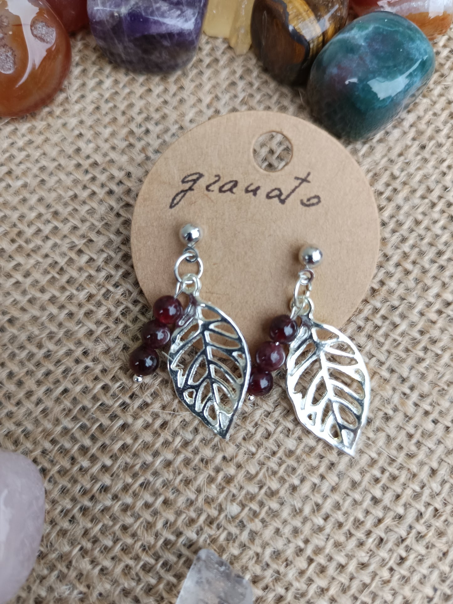 Orecchini in Granato con pendente a foglia